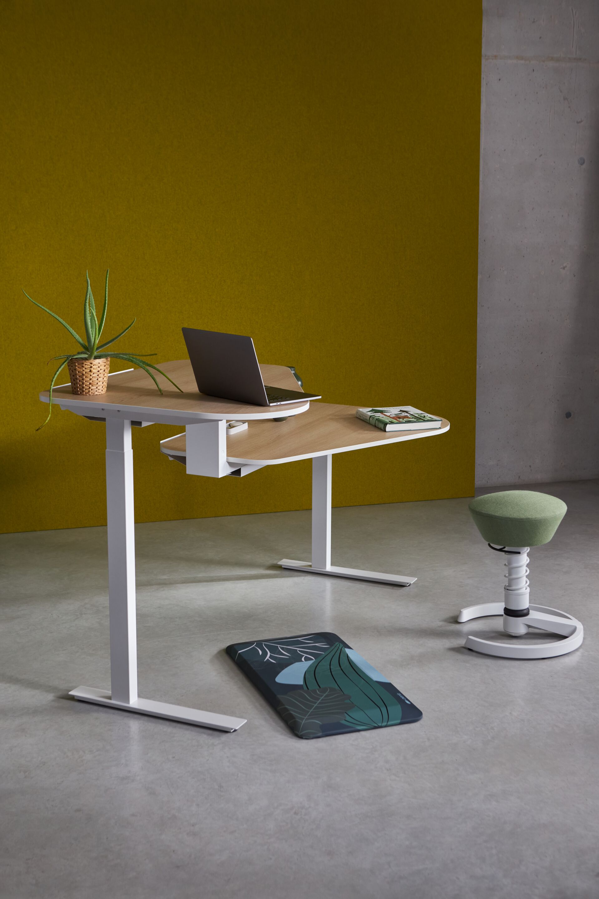 aeris Active Office Desk & Muvmat Bodenmatte für gesunde Körperhaltung