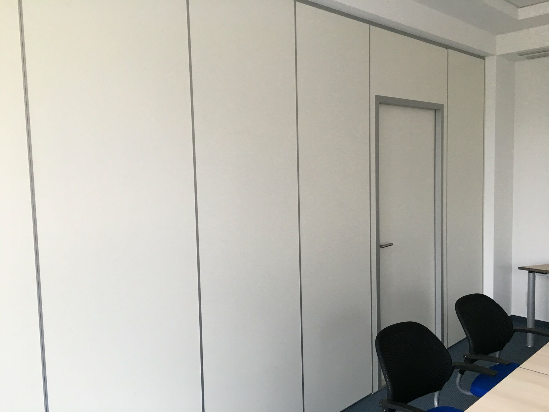 Meetingraum mit Trennwand zur Raumteilung