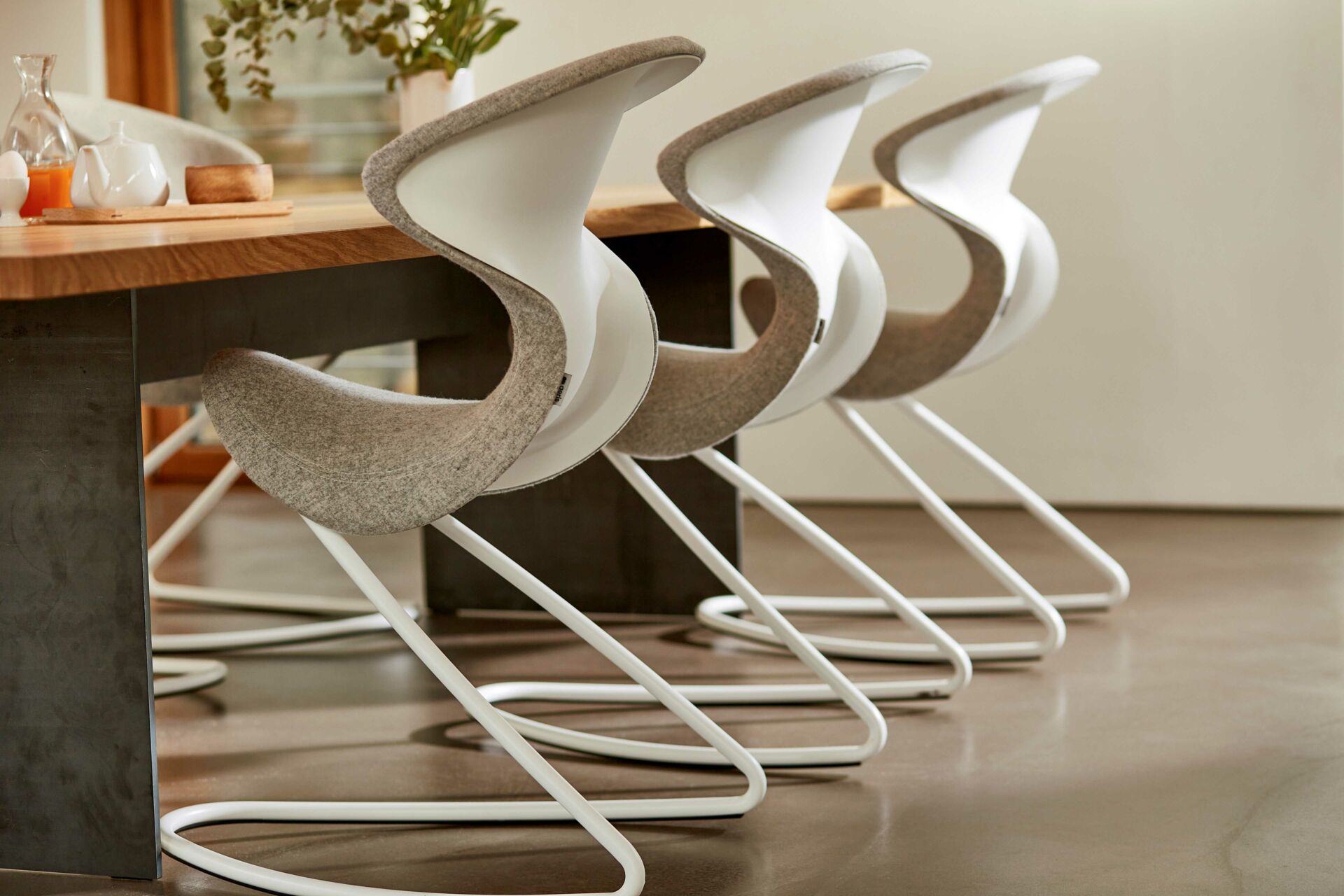 aeris Oyo Ambience - Design-Schwingstuhl mit Sattelsitz